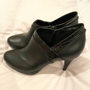 New Black Bandolino Leather Bootie Heels sz 7